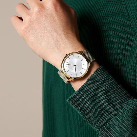 Experience understated elegance with the Calvin Klein Minimal Quartz Men's Watch, boasting a 43mm case diameter, a silver stainless steel band, and precise quartz movement for a timeless and sophisticated timepiece.